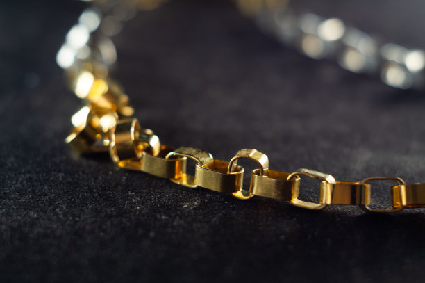 软焦点一套金链与方形金属链接在黑色表面图片下载