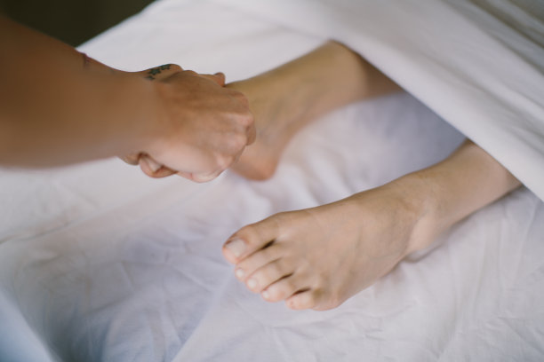 一个白人女性按摩客户的脚的特写图片下载