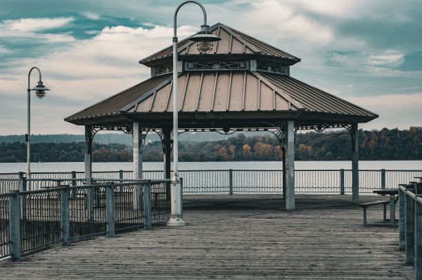 在多云的天空下，观景台俯瞰湖泊的风景照片图片下载