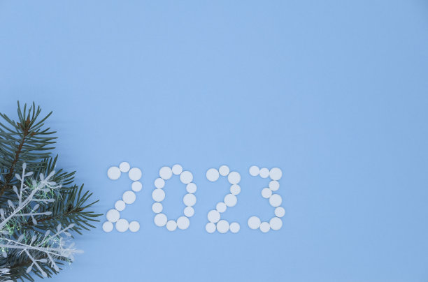 2023号的白色药片，蓝色背景的圣诞树和雪花。圣诞医疗费。图片下载