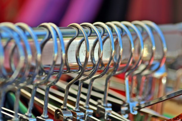 靠近衣架图片下载