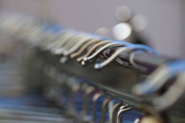 靠近衣架图片下载