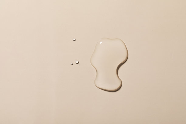 在浅粉色背景上的多个水滴特写图片下载