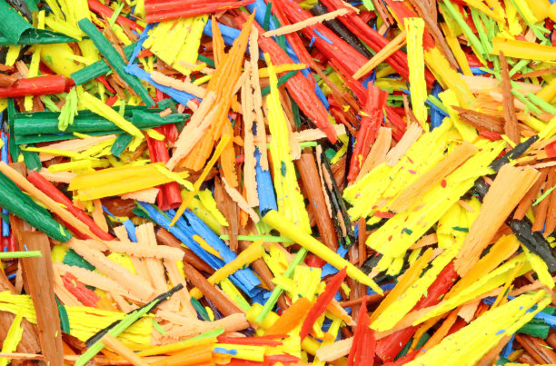 纹理。用削笔刀从铅笔和彩色颜料上削下的削屑堆成的山图片下载