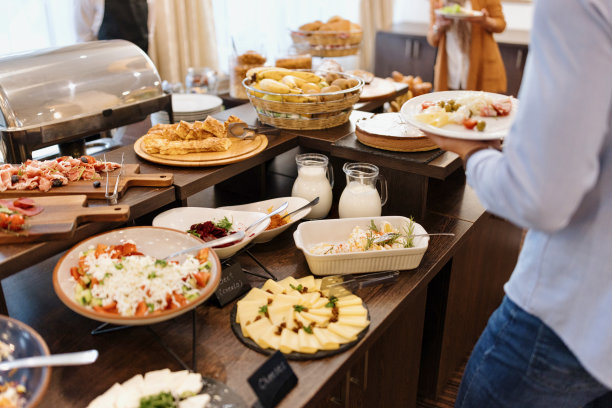 面目全非的男子在酒店自助餐厅选择早餐图片下载