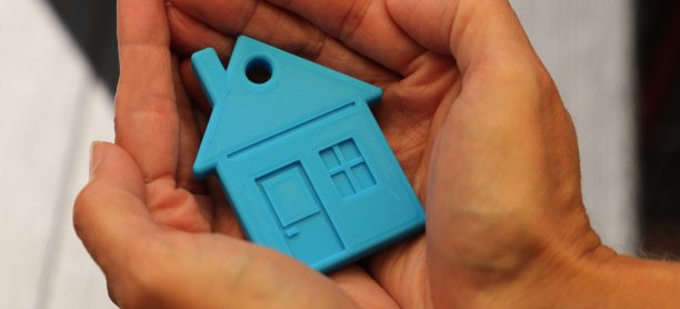 一个女人手里拿着一座小房子图片下载