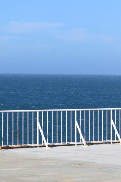 从船栏杆上看图片下载