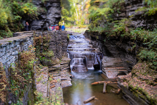 傍晚的秋天-秋天的照片罗伯特H.特雷曼州立公园附近的伊萨卡，纽约汤普金斯县。图片下载