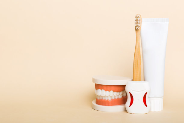 漱口水和其他口腔卫生产品彩色桌面视图与复制空间。平的。口腔卫生。口腔护理包。牙医的概念图片下载