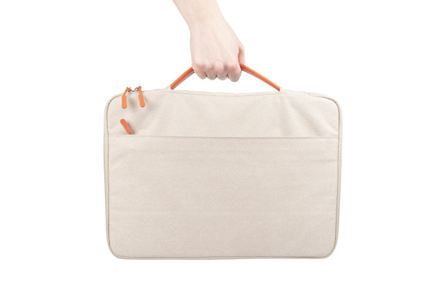 新的时尚商务包或公文包在人的手孤立的白色背景。手提箱。袋子在商人手里，白色的图片下载