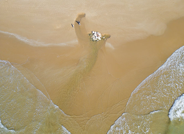 在沙滩上享受图片下载