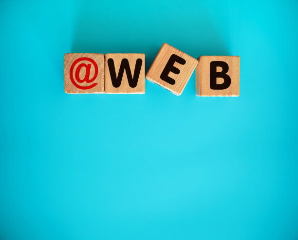 WEB字母字母与蓝色背景上的玩具块图片下载