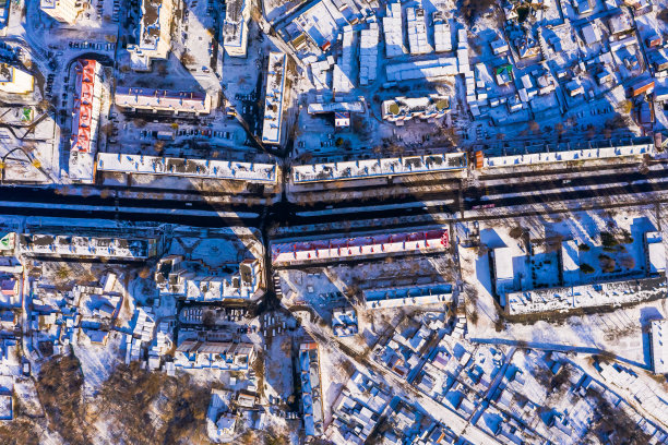 冬季城市街道无人机摄影。阳光明媚的一天。在地球上空飞行。背景。初雪鸟瞰图图片下载