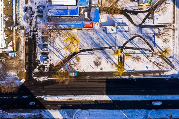 冬季城市街道无人机摄影。阳光明媚的一天。在地球上空飞行。背景。初雪鸟瞰图图片下载