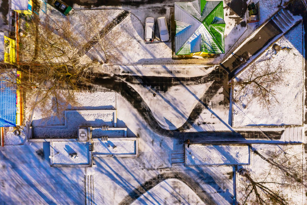 冬季城市街道无人机摄影。阳光明媚的一天。在地球上空飞行。背景。初雪鸟瞰图图片下载