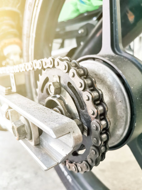 摩托车后链选择性聚焦特写图像。图片下载
