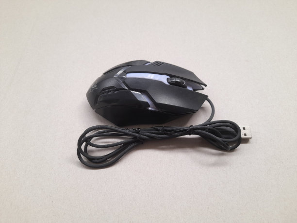 游戏鼠标在黑色顶部视图上的棕色背景。图片下载