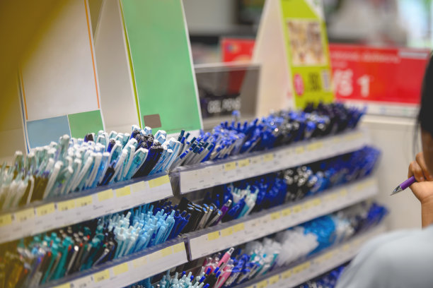 一位女士正在挑选一支圆珠笔图片下载