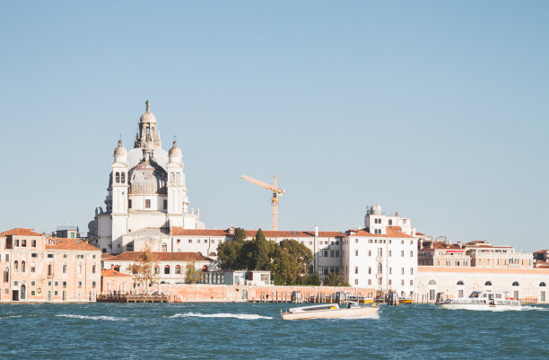 美丽的照片，船上的船和远处的建筑在意大利威尼斯运河图片下载