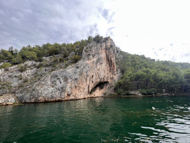 克尔卡 - 克罗地亚罗佐瓦茨国家公园靠近希贝尼克和扎达尔，拥有塞文瀑布 比卢希卡布克、乔里查布克、马诺伊洛瓦奇斯拉波维、松多夫耶尔、米利亚奇卡巴掌、罗什基巴掌、斯克拉丁斯基布克图片下载