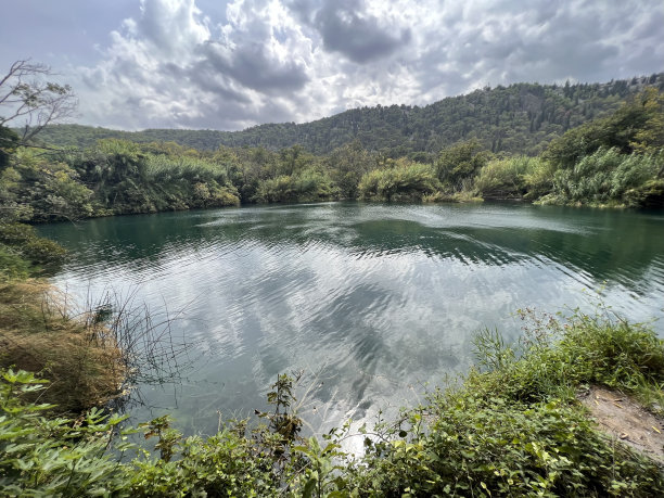 克尔卡 - 克罗地亚罗佐瓦茨国家公园靠近希贝尼克和扎达尔，拥有塞文瀑布 比卢希卡布克、乔里查布克、马诺伊洛瓦奇斯拉波维、松多夫耶尔、米利亚奇卡巴掌、罗什基巴掌、斯克拉丁斯基布克图片下载