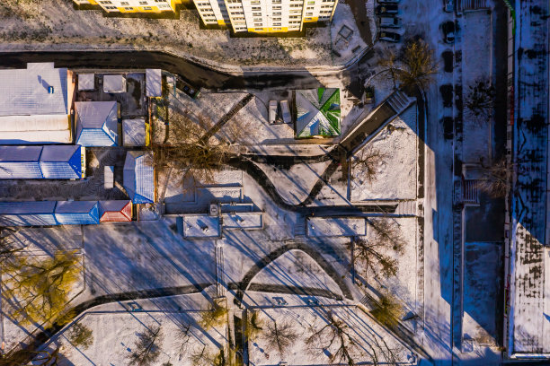 冬季城市街道无人机摄影。阳光明媚的一天。在地球上空飞行。背景。初雪鸟瞰图图片下载