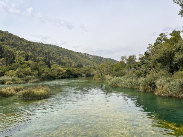 克尔卡 - 克罗地亚罗佐瓦茨国家公园靠近希贝尼克和扎达尔，拥有塞文瀑布 比卢希卡布克、乔里查布克、马诺伊洛瓦奇斯拉波维、松多夫耶尔、米利亚奇卡巴掌、罗什基巴掌、斯克拉丁斯基布克图片下载
