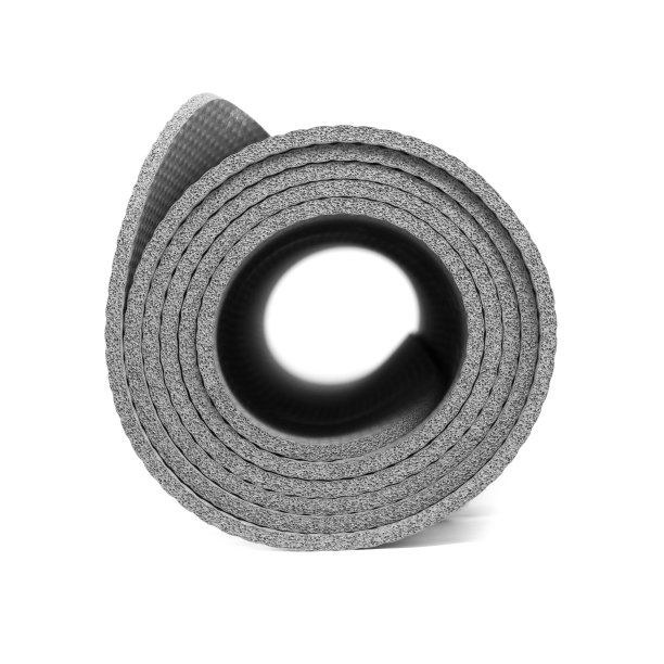 卷起来的瑜伽垫特写孤立的白色背景图片下载