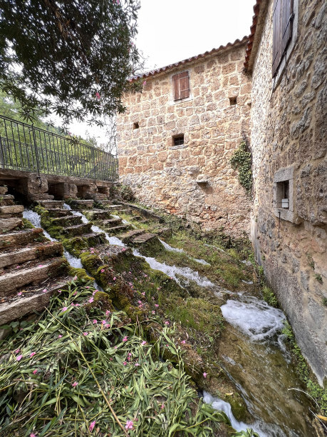 克尔卡 - 克罗地亚罗佐瓦茨国家公园靠近希贝尼克和扎达尔，拥有塞文瀑布 比卢希卡布克、乔里查布克、马诺伊洛瓦奇斯拉波维、松多夫耶尔、米利亚奇卡巴掌、罗什基巴掌、斯克拉丁斯基布克图片下载