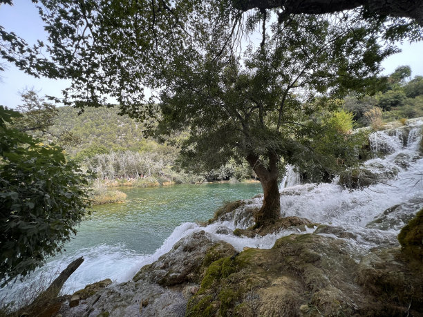 克尔卡 - 克罗地亚罗佐瓦茨国家公园靠近希贝尼克和扎达尔，拥有塞文瀑布 比卢希卡布克、乔里查布克、马诺伊洛瓦奇斯拉波维、松多夫耶尔、米利亚奇卡巴掌、罗什基巴掌、斯克拉丁斯基布克图片下载