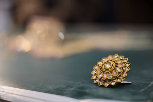 特写镜头一个闪闪发光的胸针在一个模糊的背景上的桌子上图片下载