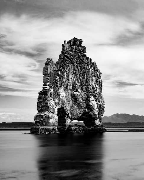 冰岛北部Huamstangi海滨著名的玄武岩犀牛石的美丽景色图片下载