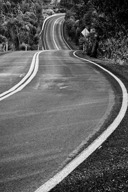 垂直拍摄的空山道与线与路标，在灰度拍摄图片下载