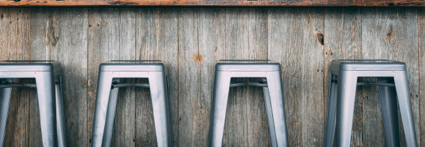 木桌旁的酒吧凳图片下载