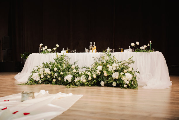 白色和绿色的婚礼装饰图片下载