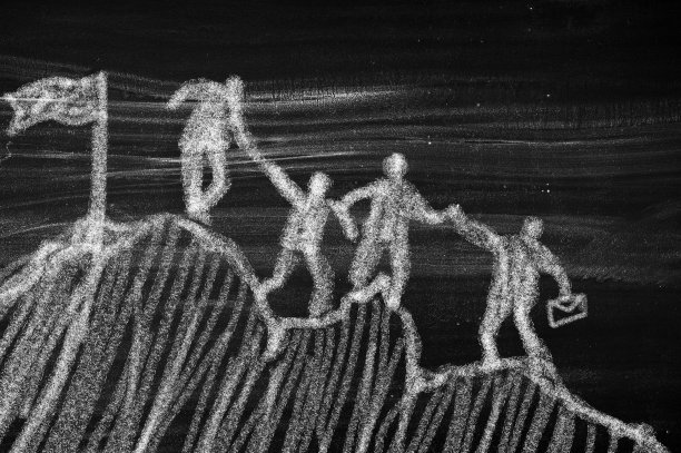 登山队攀登山顶图片下载