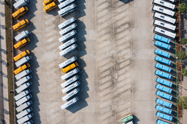 高角航拍一辆停在电动汽车工厂旁边的新能源电动巴士图片下载