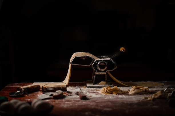 制作新鲜意大利面面团的过程图片下载