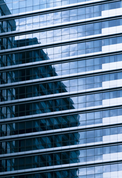 现代办公大楼的玻璃窗图片下载