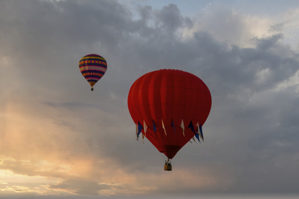 在热气球节的早晨日出时放飞热气球图片下载