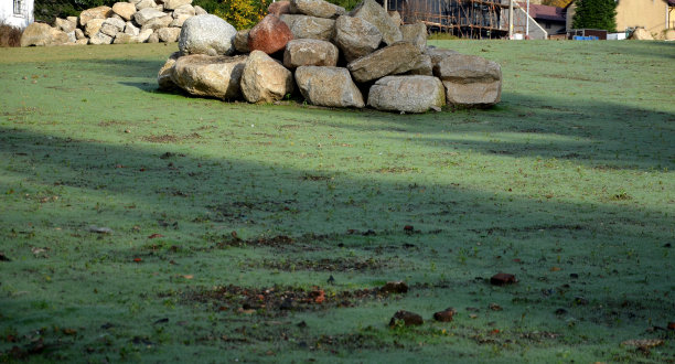 用于装饰和建筑目的的河石交易。在一堆圆圆圆圆的巨石，岩石，花岗岩上的啤酒，来自山中的一条野河，小溪磨碎了岩石的边缘图片下载