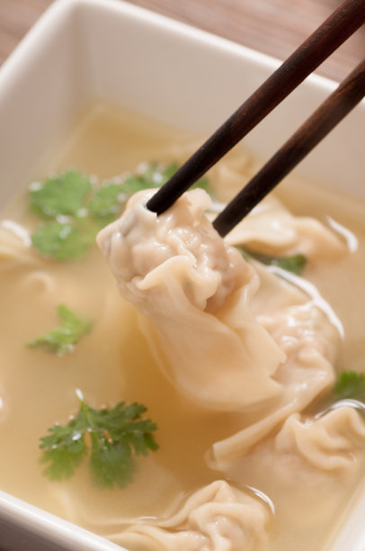 猪肉馄饨在清澈的肉汤里，配上白菜和拉面图片下载