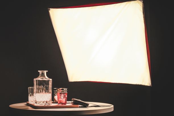 一张桌子上放着灯、蜡烛、瓶子、手表、钱包和眼镜图片下载