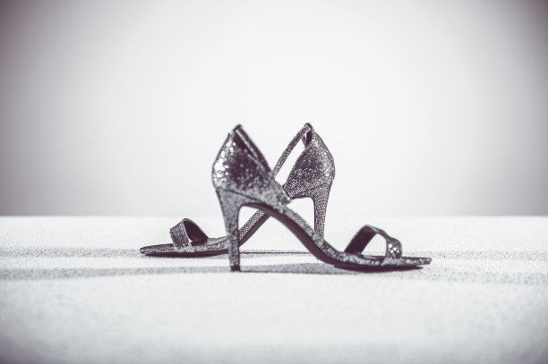 特写镜头灰色闪亮的高跟鞋凉鞋在一个工作室图片下载