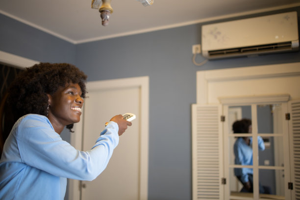女子打开空调图片下载