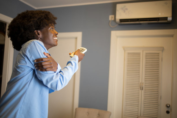 女子打开空调图片下载