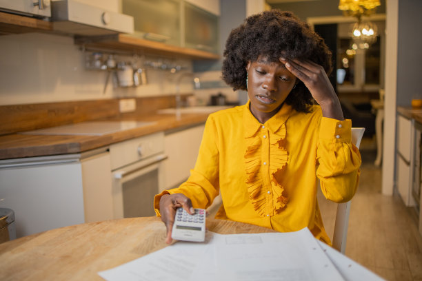 年轻女子在用笔记本电脑处理文件图片下载