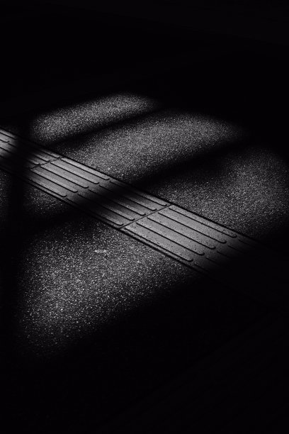 垂直灰度拍摄的地面与月光和窗户阴影图片下载