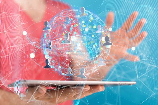 商人手里拿着一个平板电脑，上面有一个浮动的全球个人资料网络的数字渲染图片下载