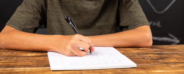 在学校画孩子的漂亮照片图片下载